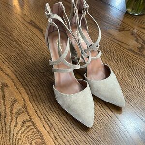 Ollie Women’s Heels Size 10 Tan Suede